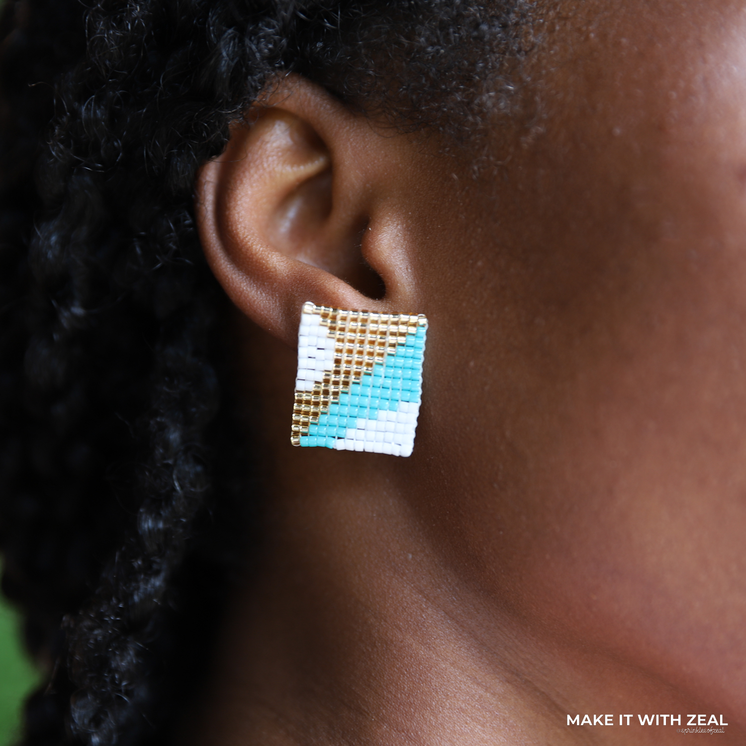 Abstract earrings on a loom by Sprinklesofzeal #makeitwithzeal #cloverusa #loombeading #freebeadingpattern