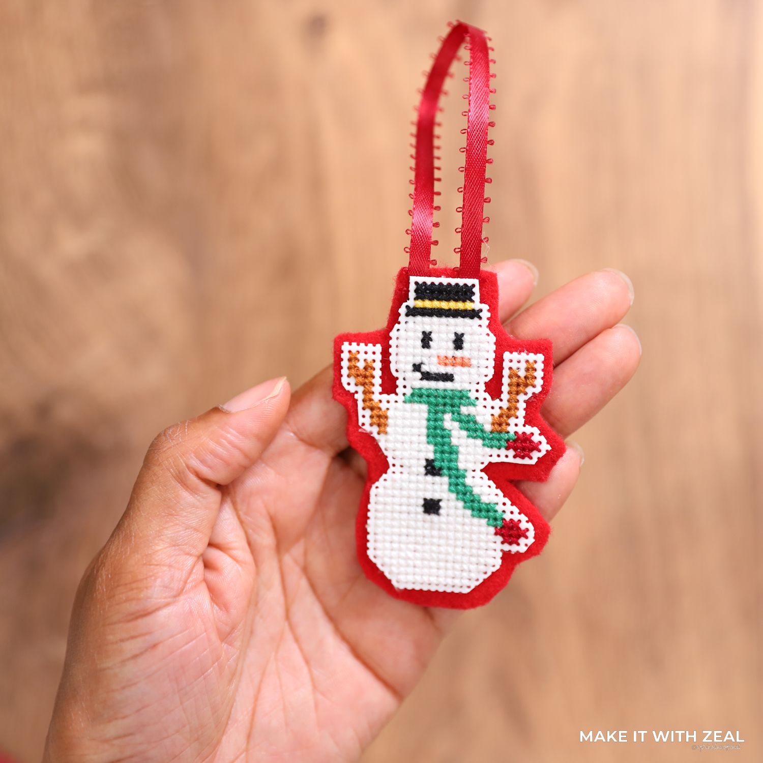 Easy Christmas Snowman Ornament by Danielle Webb @sprinklesofzeal #makeitwithzeal #crossstitchprojects #freecrossstitchpattern #christmascrossstitch #frostythesnowmancrossstitch #crossstitchchart #freeornamentpattern