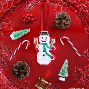 Easy Christmas Snowman Ornament by Danielle Webb @sprinklesofzeal #makeitwithzeal #crossstitchprojects #freecrossstitchpattern #christmascrossstitch #frostythesnowmancrossstitch #crossstitchchart #freeornamentpattern