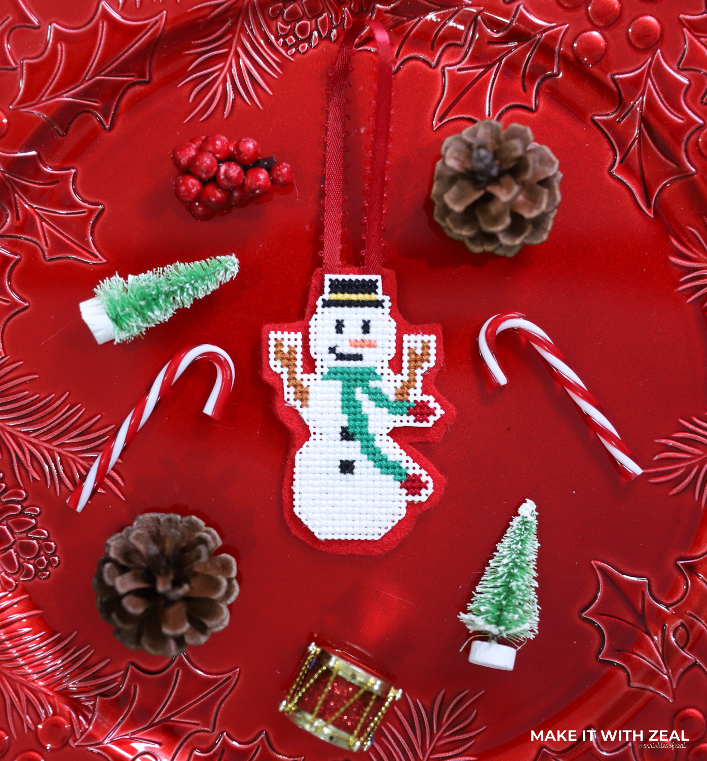 Easy Christmas Snowman Ornament by Danielle Webb @sprinklesofzeal #makeitwithzeal #crossstitchprojects #freecrossstitchpattern #christmascrossstitch #frostythesnowmancrossstitch #crossstitchchart #freeornamentpattern