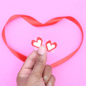 Easy Miyuki Delica Pattern for beading loom by @sprinklesofzeal #pinkbeadedearring #valentinesbeadedearrings #makingbeadedearrings #Valentinesbeadedearringsdiy #makeitwithzeal